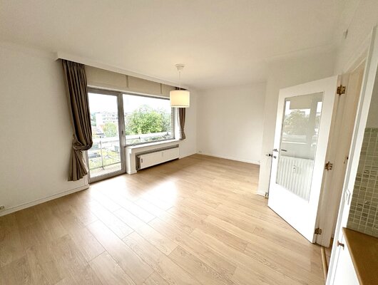 SUPERBLY RENOVATED SERVICE APARTMENT