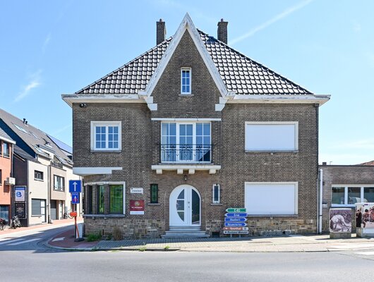 BEAUTIFUL 6-BEDROOM HOUSE WITH COURTYARD & GARAGE