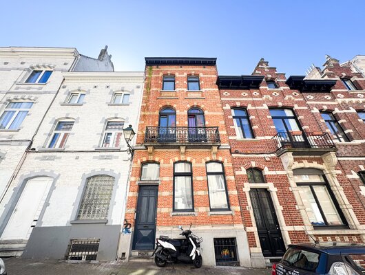 MAISON UNIFAMILIALE, AMENAGEE EN 6 STUDIOS 
