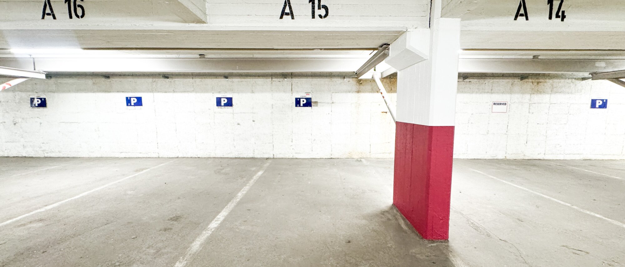 photo-1-parking-idealement-situe-quartier-louise-stephanie