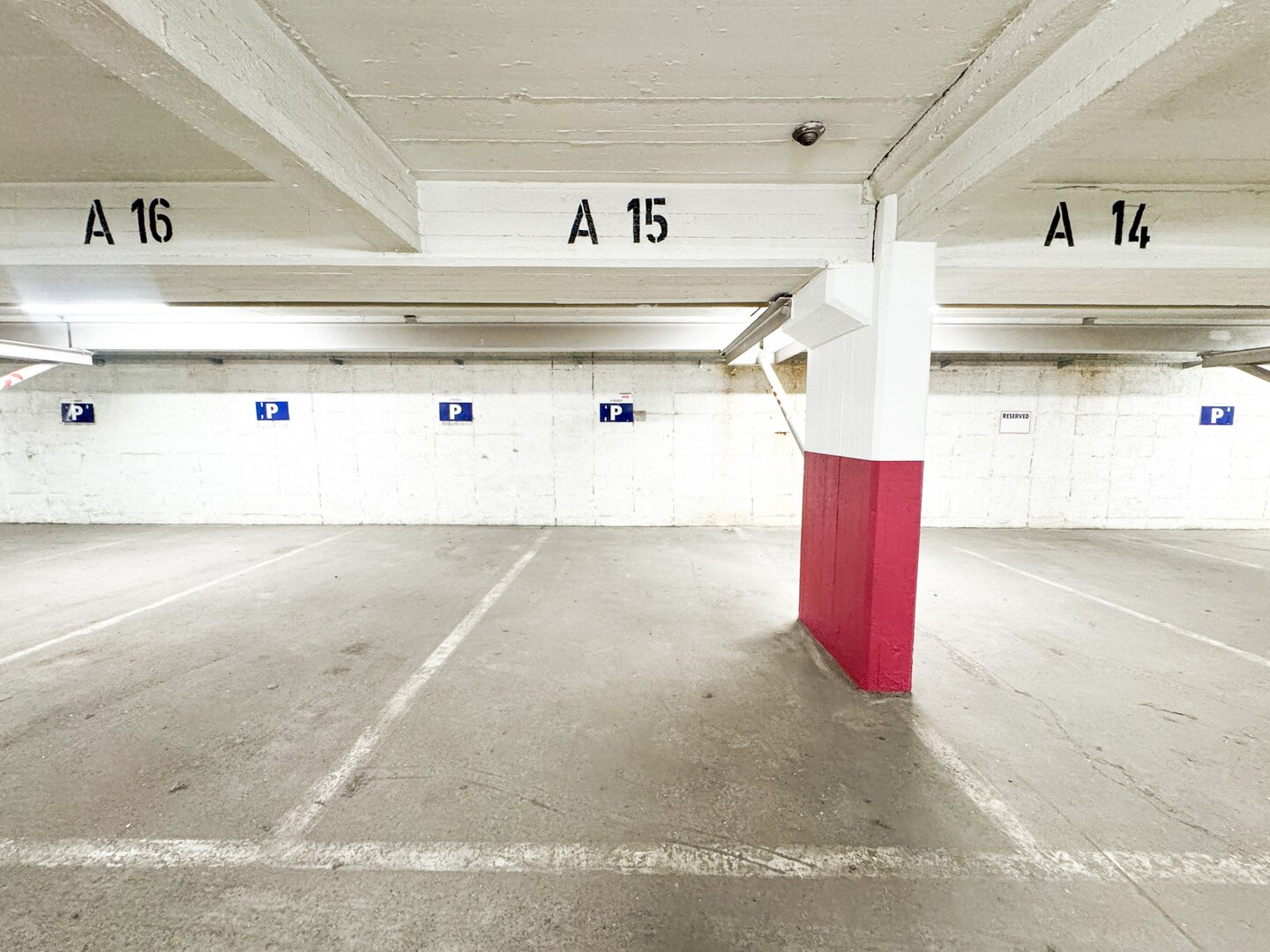 photo-1-parking-idealement-situe-quartier-louise-stephanie