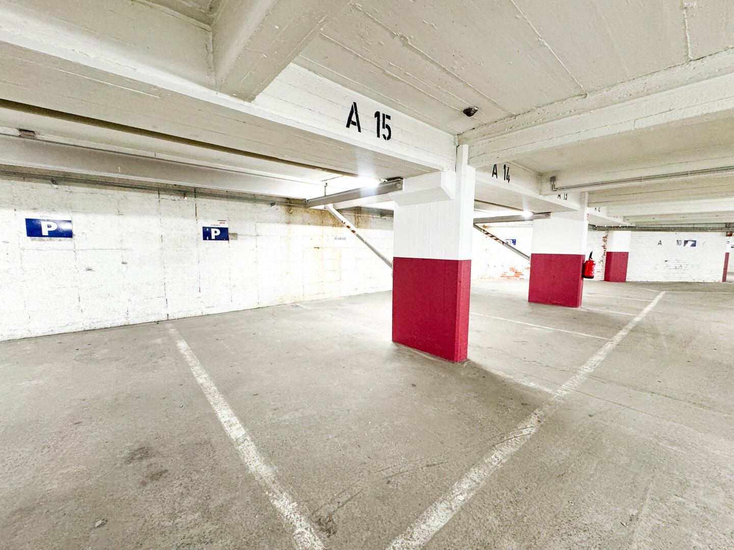 photo-2-parking-idealement-situe-quartier-louise-stephanie