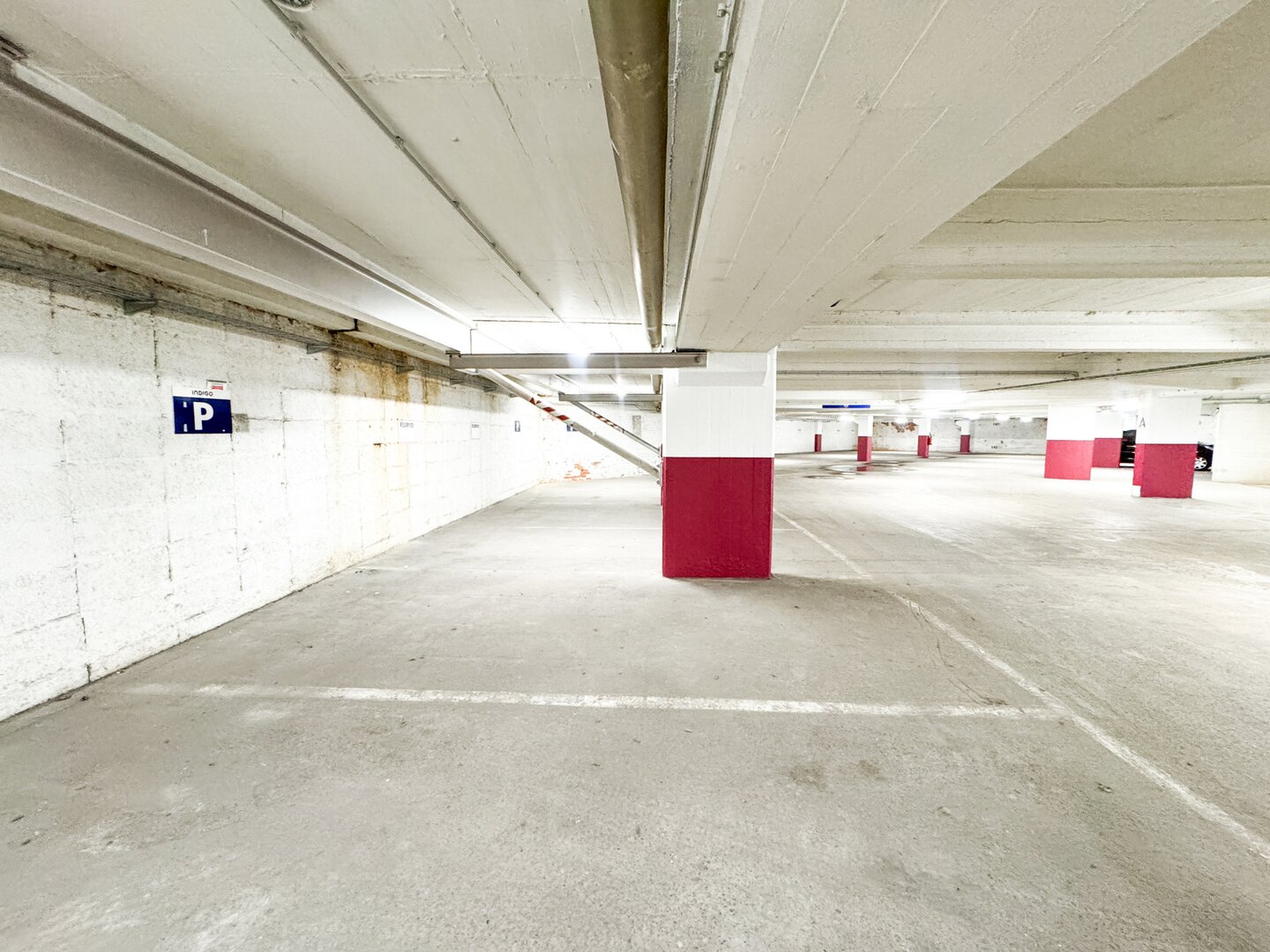 photo-3-parking-idealement-situe-quartier-louise-stephanie