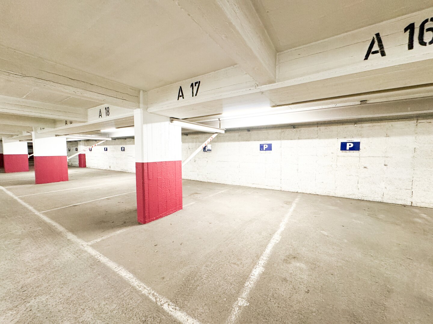 photo-4-parking-idealement-situe-quartier-louise-stephanie
