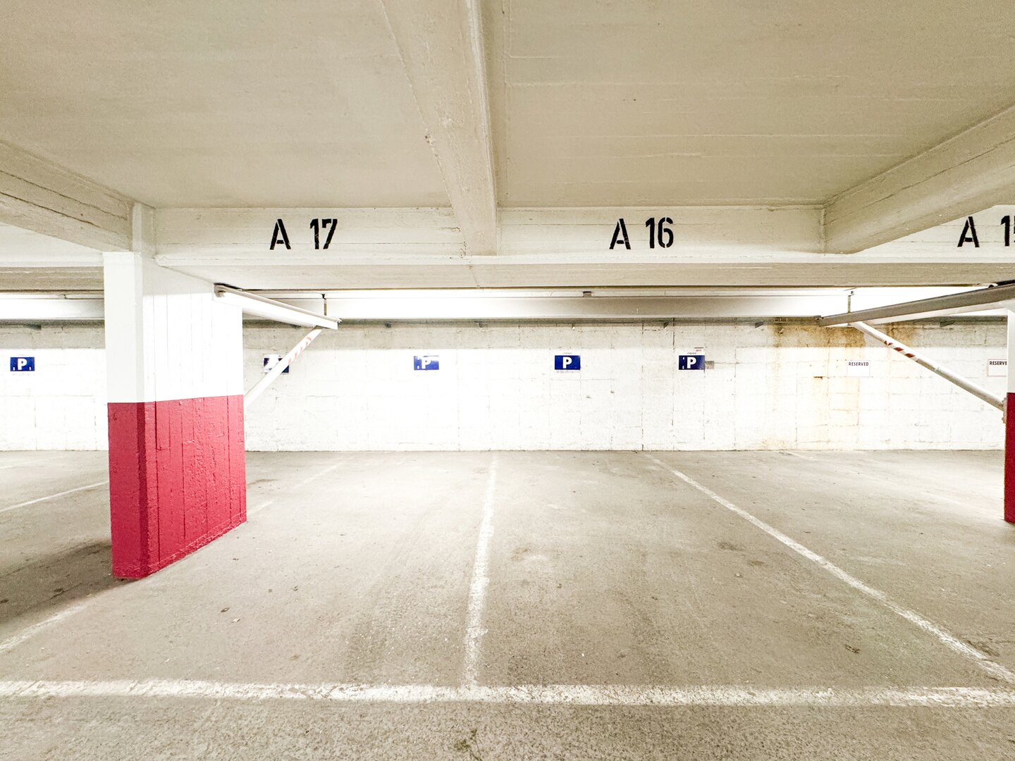 photo-5-parking-idealement-situe-quartier-louise-stephanie