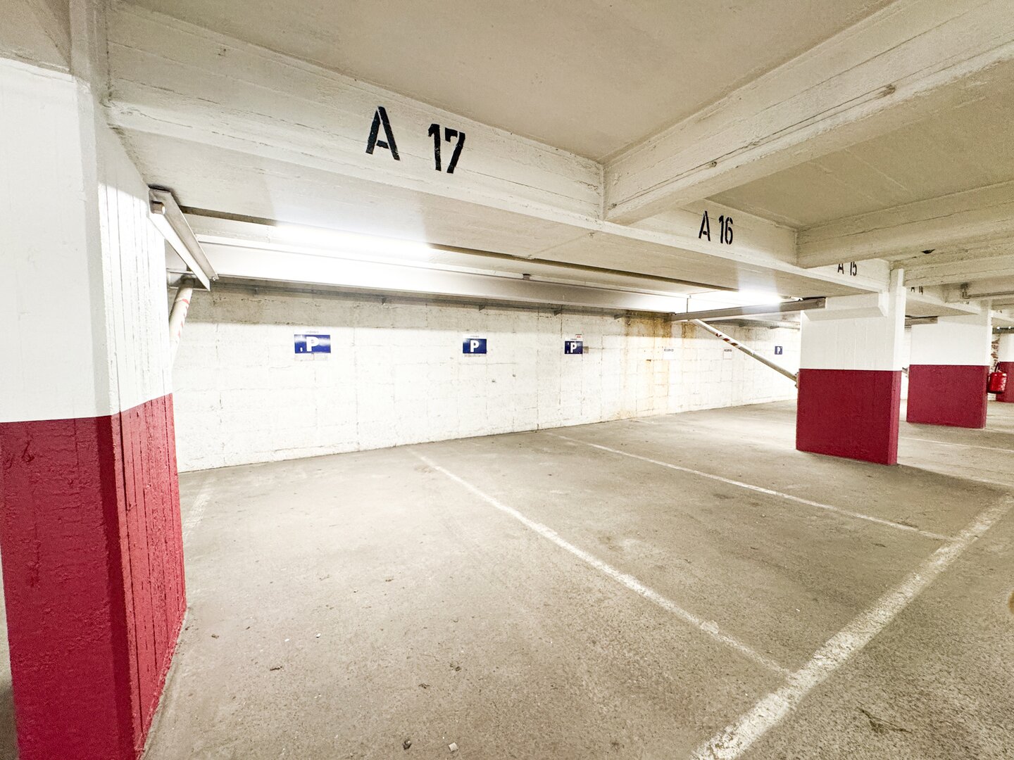 photo-7-parking-idealement-situe-quartier-louise-stephanie