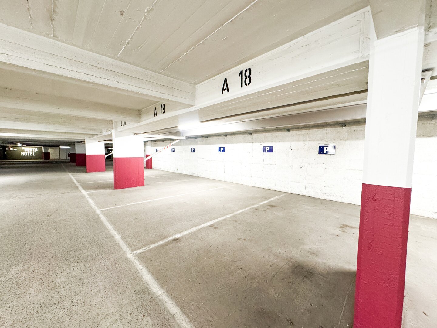 photo-8-parking-idealement-situe-quartier-louise-stephanie