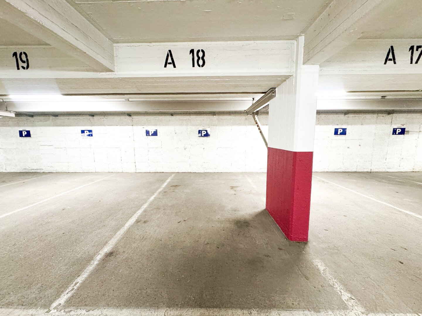 photo-9-parking-idealement-situe-quartier-louise-stephanie