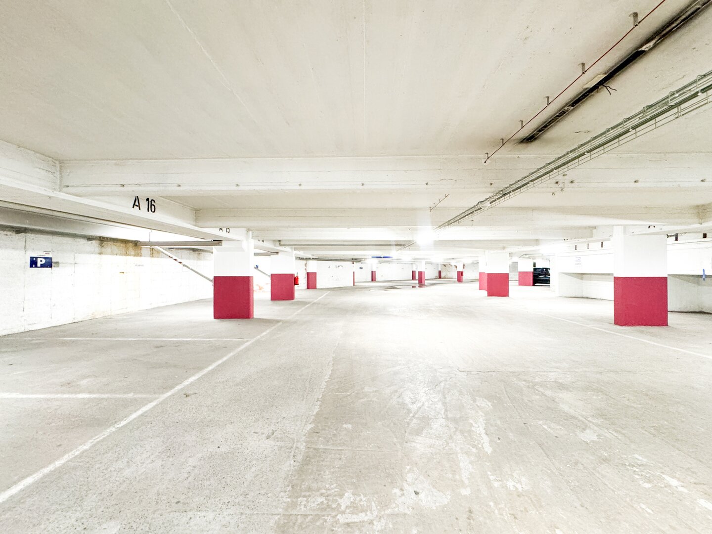 photo-10-parking-idealement-situe-quartier-louise-stephanie