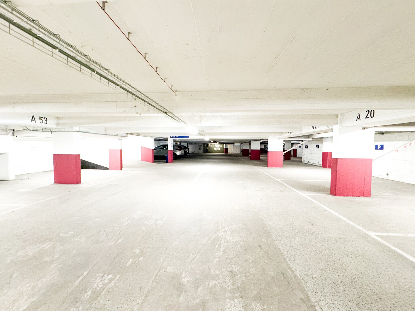 photo-11-parking-idealement-situe-quartier-louise-stephanie