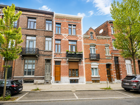 MAISON UNIFAMILIALE, AMENAGEE EN 5 APPARTEMENTS
