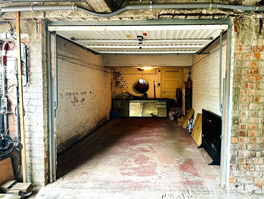 SECURE PARKING IN AN IDEAL LOCATION