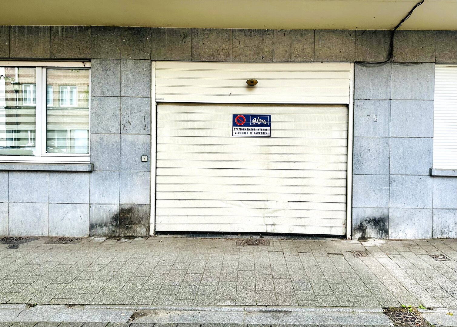 photo-2-parking-securise-idealement-situe