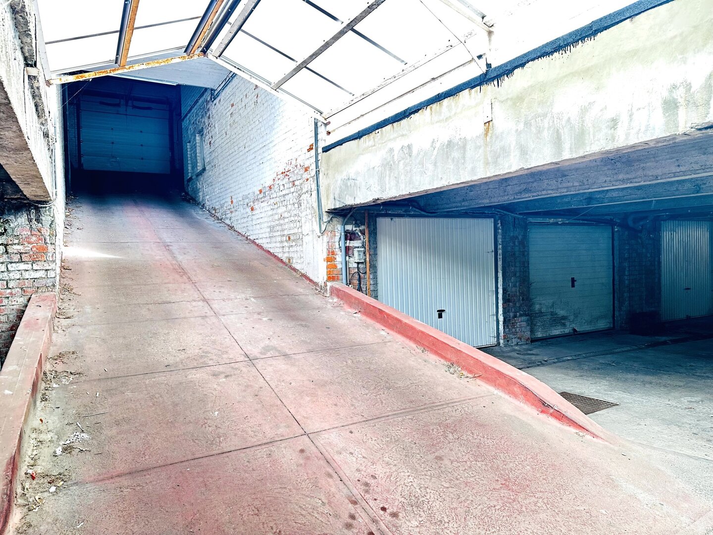 photo-3-parking-securise-idealement-situe