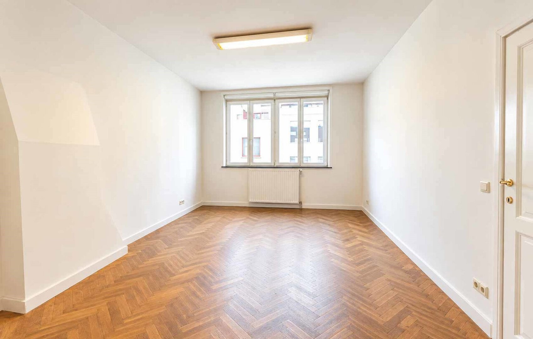 photo-8-prestigieuse-maison-de-maitre-a-usage-de-bureaux-quartier-europeen