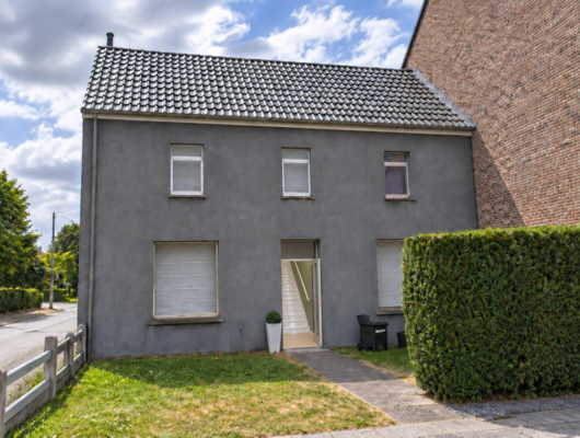 CHARMANTE MAISON AVEC JARDINET – 2 CHAMBRES – GRENIER AMÉNAGEABLE 