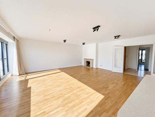 SUPERBE PENTHOUSE RENOVE - 3 CHAMBRES - TERRASSES - PARKING